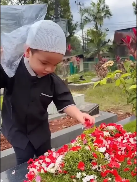 "Gimana Uti (panggilan ke Fuji)." kata Gala. "Diratain bunganya," jawab Fuji. Gala tampak mengikuti arahan dari tantenya.[TikTok/dianaalstri22]