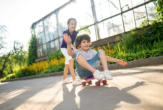 Cara mendukung anak agar percaya diri tampil di depan umum tanpa paksaan, melalui pendekatan yang empatik dan penuh dukungan. (Foto: zinkevych/Freepik)