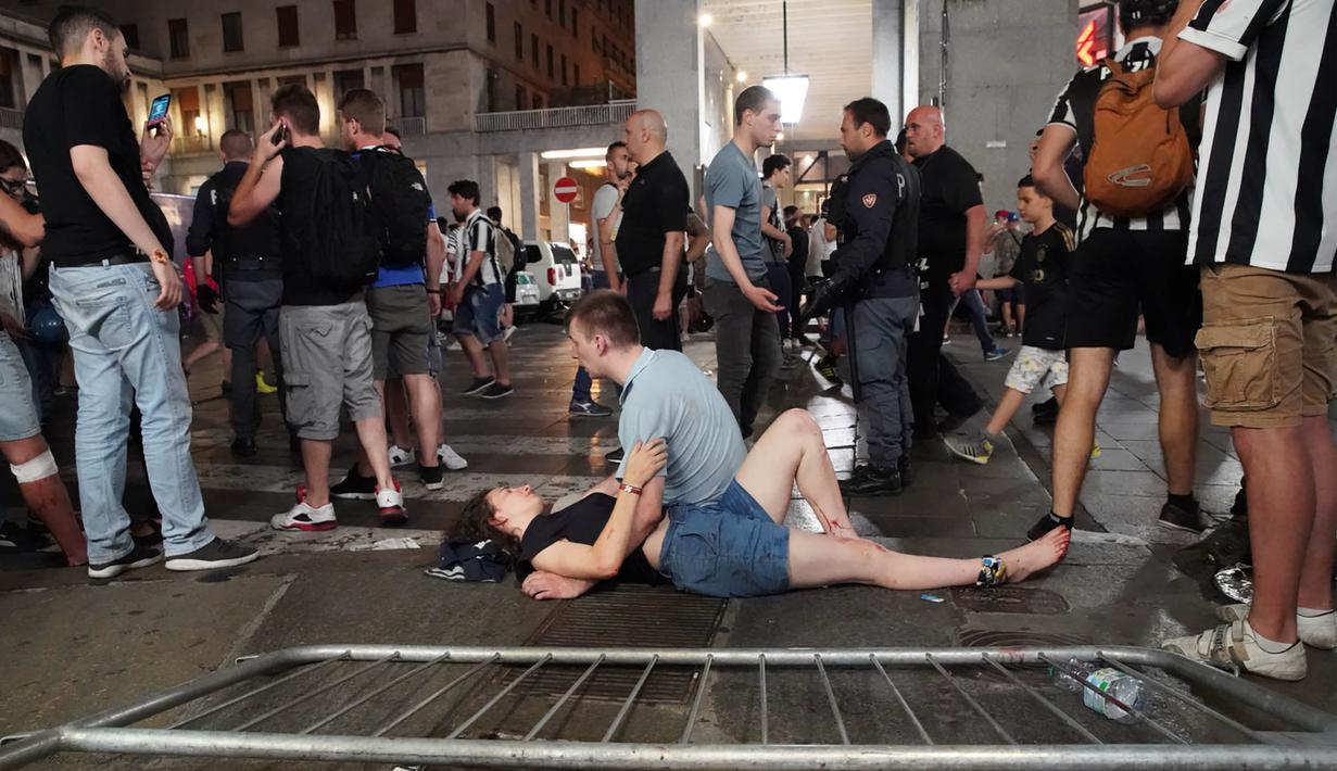 Suasana mencekam usai terjadi ledakan saat nonton bareng final Liga Champions di Piazza San Carlo, Turin, Sabtu (3/6/2017). Acara nobar dipadati sekitar 20.000 supporter Juventus. (EPA/Brian Schulz)