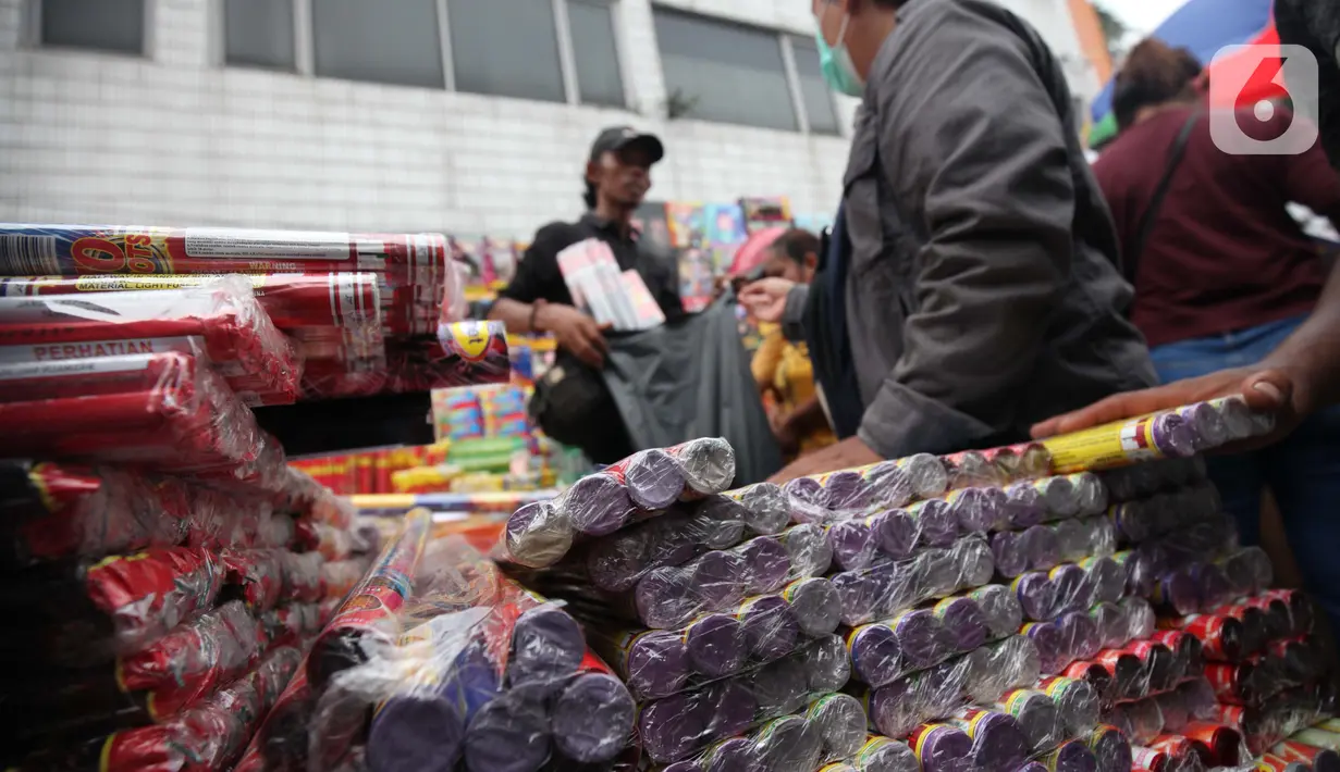 Warga membeli kembang api yang dijual oleh pedagang di Pasar Asemka, Jakarta, Kamis (30/12/2021). Meski Larangan Tahun Baru 2022 diberlakukan untuk membatasi mobilitas, namun masih banyak warga yang berburu kembang api baik untuk dijual maupun digunakan sendiri. (Liputan6.com/Johan Tallo)