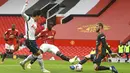 Pemain Tottenham Hotspur Son Heung-min (kiri) mencetak gol ke gawang Manchester United pada pertandingan Liga Premier Inggris di Old Trafford, Manchester, Inggris, Minggu (4/10/2020). Tottenham Hotspur mengalahkan Manchester United 6-1. (Oli Scarff/Pool via AP)