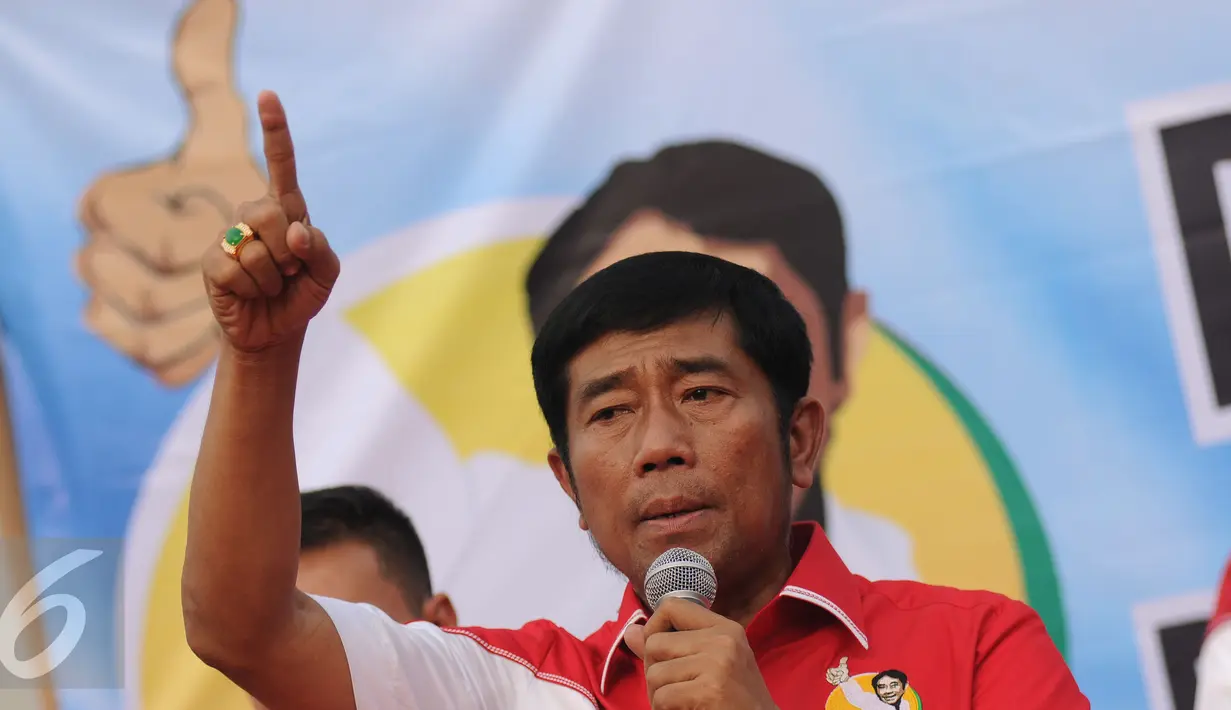 Abraham "Lulung" Lunggana memberikan pidato politik saat deklarasi Rumah Relawan Suka Haji Lulung di Jakarta, Rabu (30/3/2016). Deklarasi terkait pencalonannya sebagai bakal calon Gubernur DKI Jakarta pada Pilkada 2017. (Liputan6.com/Helmi Fithriansyah)
