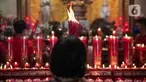Warga Tionghoa melaksanakan sembahyang Tahun Baru Imlek 2573 Kongzili di Vihara Avalokitesvara, Tangerang Selatan, Banten, Selasa (1/2/2022). Pengelola Vihara memberlakukan pengaturan waktu dan jumlah pengunjung  dengan ketentuan protokol kesehatan Covid-19 yang berlaku. (Liputan6.com/Faizal Fanani)