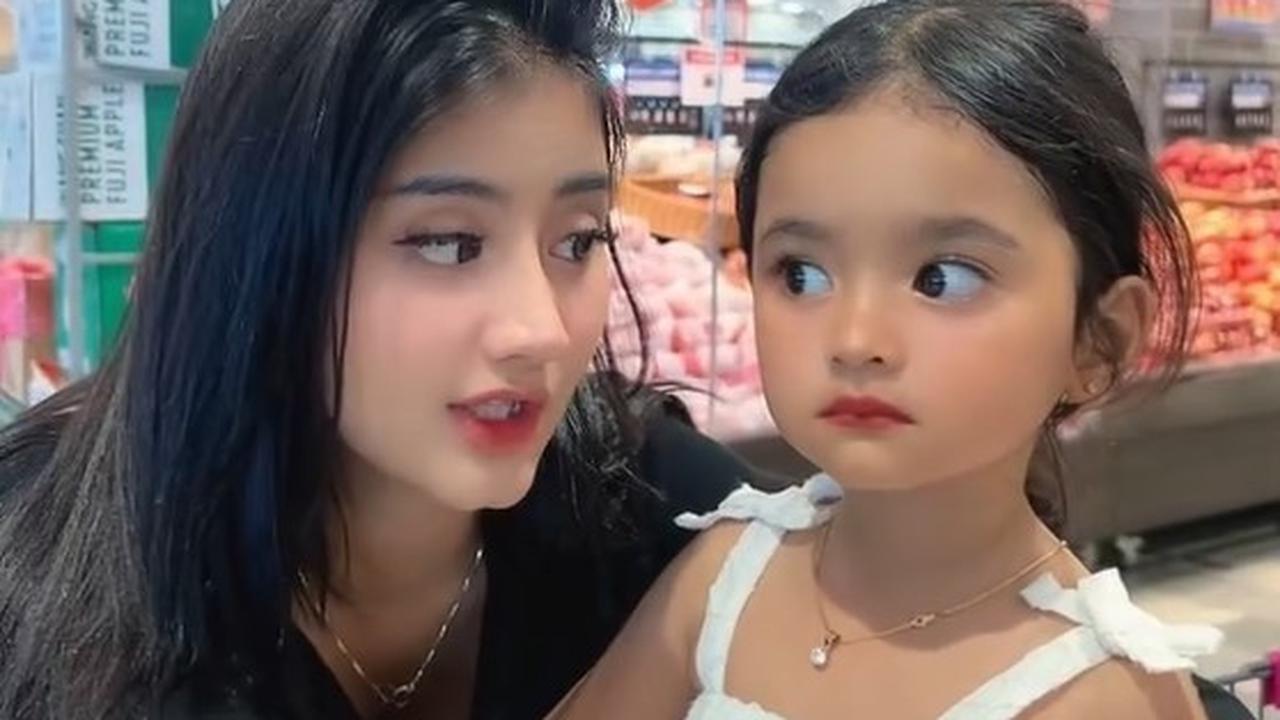 Dalam unggahan singkat di Instagram pribadinya, Ghea Youbi menyebut keponakannya sebagai "Gheayoubi versi sachet" saking miripnya.<br><br>