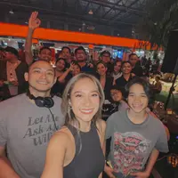 Kemudian Noah yang juga mengenakan kaus warna abu-abu senada dengan ayah sambungnya. [@tikoaryawardhana]