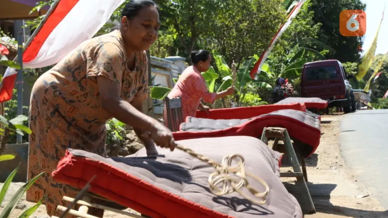 Tradisi Mepe Kasur atau menjemur kasur masyarakat adat Osing Kemiren Banyuwangi yang dilaksanakan setiap tahunya menjelang Hari Raya Idul Adha (Hermawan Arifianto/Liputan6.com)