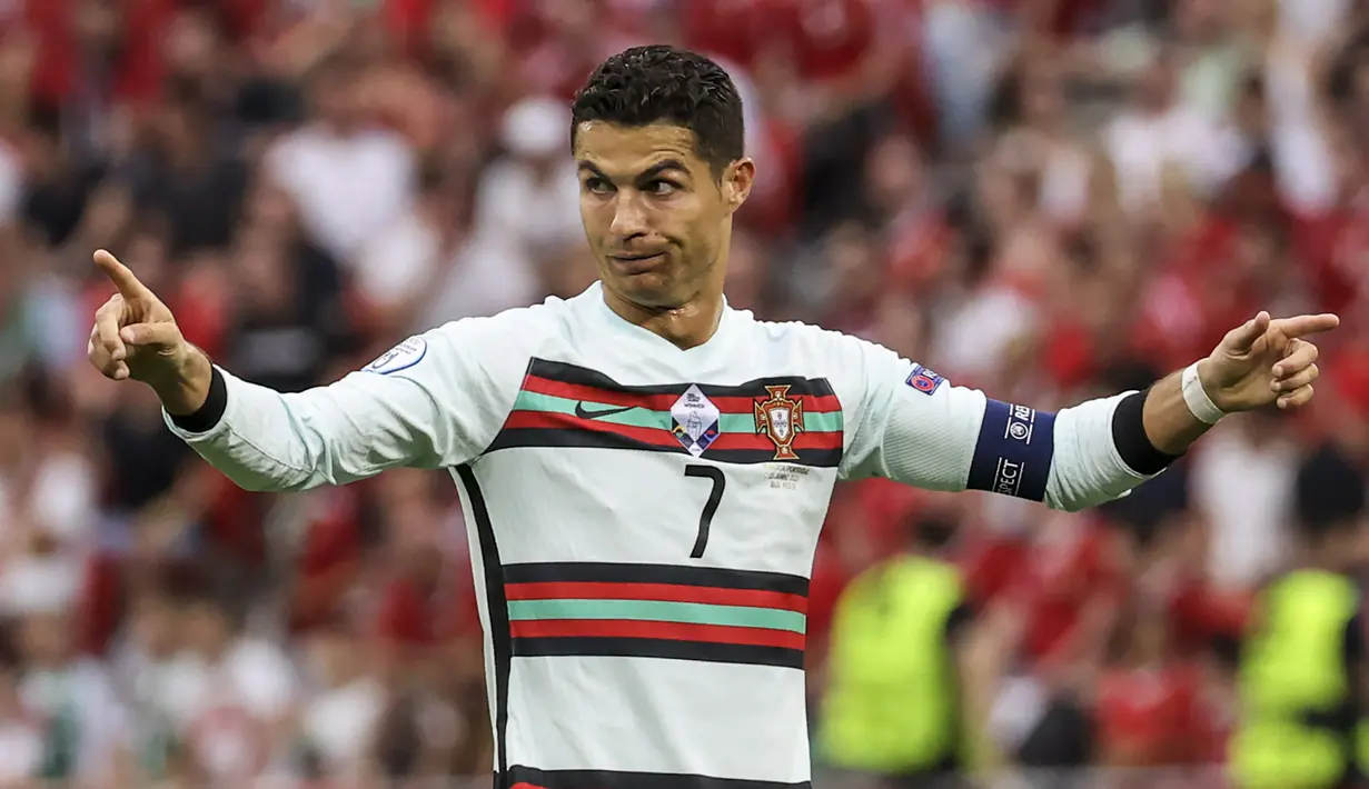 Dengan 2 golnya ke gawang Hungaria dalam laga pertama Grup F Euro 2020 (Euro 2021), Selasa (15/6/2021), striker Portugal Cristiano Ronaldo total mengemas 11 gol di Piala Eropa, melampaui rekor milik Michele Platini dengan 9 gol. Berikut sebaran 11 gol tersebut. (Foto: AP/Pool/Bernadett Szabo)