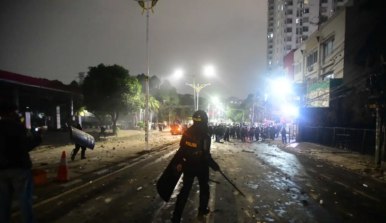 Tembakkan gas air mata membubarkan konsentrasi massa yang berkumpul di Jalan Pejompongan, Tanah Abang, Jakarta Pusat. (merdeka.com/Arie Basuki)