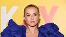 Zoey Deutch berpose di karpet merah saat pemutaran perdana "Not Okay" di Angelika Film Center di New York (28/7/2022). Deutch, yang rambutnya disanggul ke belakang, memilih sepatu hak dari label Spanyol Manolo Blahnik yang senada dengan warna gaunnya. (Dia Dipasupil/Getty Images/AFP)
