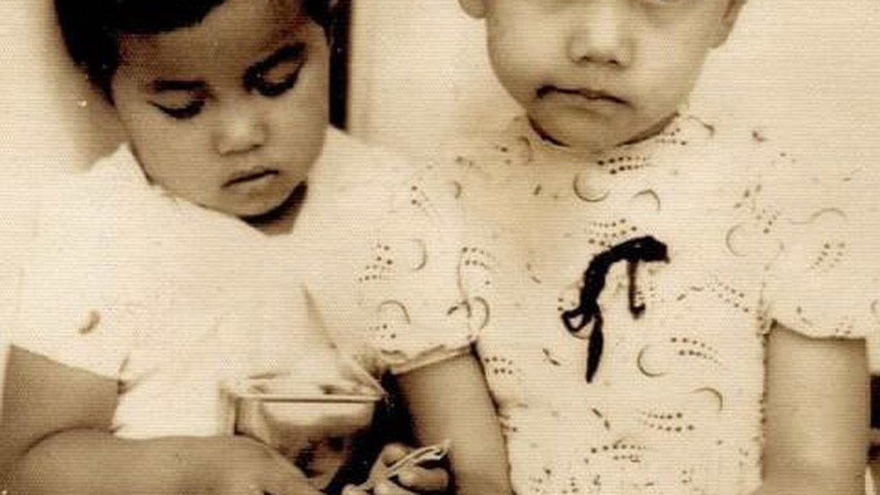 Ratna Sarumpaet lahir di Tarutung, Tapanuli Utara, pada 16 Juli 1949. Ia lahir dari pasangan Saladin Sarumpaet dan Julia Hutabarat. Anak perempuan di sebelah kanannya adalah potret Ratna Sarumpaet semasa kecil.