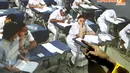 Para siswa di SMA Negeri Budi Utomo Jakarta Pusat Senin (15/4/14) tetap bersikap tenang dan disiplin ketika mengikuti UN, Selasa (15/4/14) (Liputan6.com/Faisal R Syam).