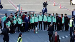 Pemain timnas sepak bola Portugal bersiap untuk berfoto bersama saat mereka tiba di bandara Medeira, Portugal (27/3). Portugal dan Swedia akan saling berhadapan pada pertandingan persahabatan, di Estadio dos Barreiros, Madeira. (AP Photo/Armando Franca)