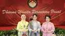 Saat halal bihalal bersama Dharma Wanita Persatuan, Annisa Pohan pilih mengenakan kebaya kutubaru dengan nuansa biru pastel yang adem. Kebayanya ia padukan dengan kain  batik sebagai bawahan dan selendang.  [@annisayudhoyono]