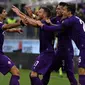 Para pemain Fiorentina merayakan gol Jordan Veretout (tengah) saat melawan AS Roma pada laga Serie A di Artemio Franchi stadium, Florence, (5/11/2017). AS Roma menang 4-2. (AFP/Tiziana Fabi)