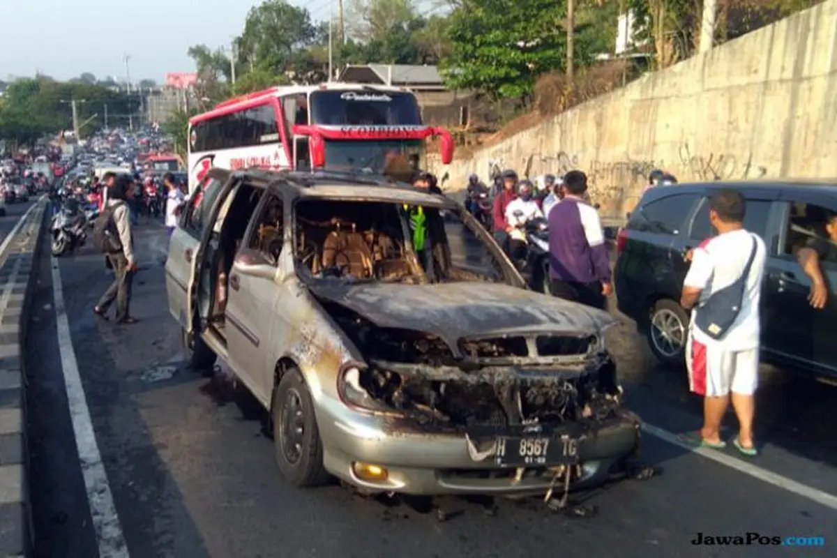 Minibus Mogok Terbakar, Pemiliknya Tewas Tertabrak di Semarang