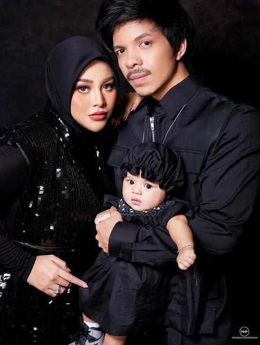 <p>Jalani pemotretan keluarga, Aurel Hermansyah dan Atta Halilintar serta putrinya, Ameena kompak tampil elegan dengan busana serba hitam. Berikut potret penampilannya yang bisa dijadikan inspirasi. (Instagram/attahalilintar).</p>