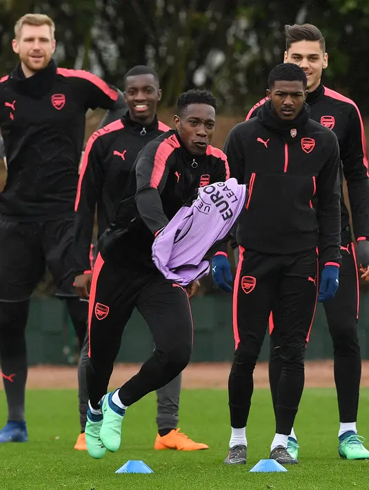 Penyerang Arsenal, Danny Welbeck (depan) mengikuti sesi latihan di tempat latihan London Colney Arsenal, Inggris (4/4). Arsenal akan bertanding melawan wakil Rusia, CSKA Moscow pada leg pertama babak perempat final Liga Europa. (AFP Photo/Ben Stansall)
