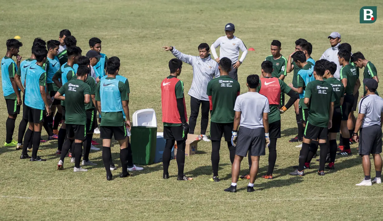 Pelatih Timnas Indonesia U-19, Indra Sjafri, memberikan instruksi saat latihan di Lapangan ABC Senayan, Jakarta, Selasa (18/9/2018). Latihan ini merupakan persiapan jelang Piala AFC U-19. (Bola.com/Vitalis Yogi Trisna)