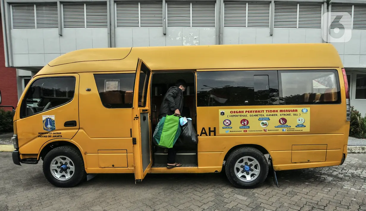 Pasien COVID-19 dibawa ke rumah sakit rujukan menggunakan bus sekolah di Kantor Unit Pelayanan Angkutan Sekolah Dinas Perhubungan DKI Jakarta, Selasa (6/7/2021). Kantor UPAS disulap jadi kamar karantina bagi pasien COVID-19 untuk menambah ketersediaan tempat isolasi. (merdeka.com/Iqbal S. Nugroho)