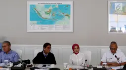 Direktur Hulu Pertamina Dharmawan Samsu (kanan) memberi keterangan pers tumpahan minyak di Kementerian Kelautan dan Perikanan, Kamis (1/8/2019). Tumpahan minyak diduga munculnya gelembung gas di anjungan YY sumur YYA-1 milik Pertamina Hulu Energi Offshore North West Java (Liputan6.com/Johan Tallo)