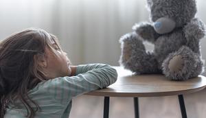 Depresi bukan sekadar anak sedang bad mood atau tantrum. Ini adalah kondisi ketika anak mengalami kesedihan mendalam, mudah marah, atau merasa putus asa selama berminggu-minggu hingga berbulan-bulan. [Dok/freepik.com/pvproductions]