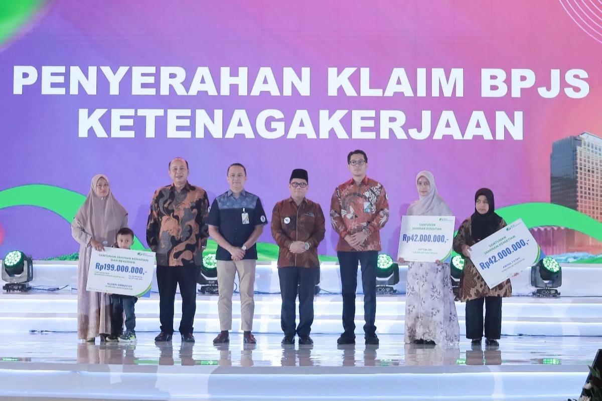 Penyerahan santunan kematian dan beasiswa kepada 3 ahli waris dari guru madrasah
