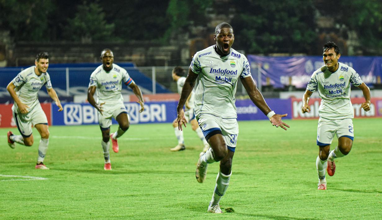 Laga sengit tersaji dalam laga Arema FC vs Persib Bandung pada pekan ke-30 BRI Liga 1, Rabu, (9/32022). (Dok. Persib)