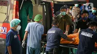 Petugas menurunkan kantong jenazah korban kebakaran Lapas Kelas I Tangerang dari ambulans di RS Polri Kramat Jati, Jakarta, Rabu (8/9/2021). Sebanyak 41 warga binaan tewas akibat kebakaran yang terjadi di Blok C 2 Lapas Kelas I Tangerang. (Liputan6.com/Faizal Fanani)