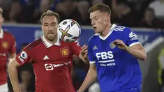 Gelandang Manchester United (MU) Christian Eriksen berebut bola dengan pemain tengah Leicester City Harvey Barnes dalam lanjutan Liga Inggris 2022/2023 pekan ke-5 di King Power Stadium, Jumat (2/9/2022) dini hari WIB. MU menang 1-0 atas Leicester City lewat gol yang dilesakkan Jadon Sancho.  (AP Photo/Rui Vieira)