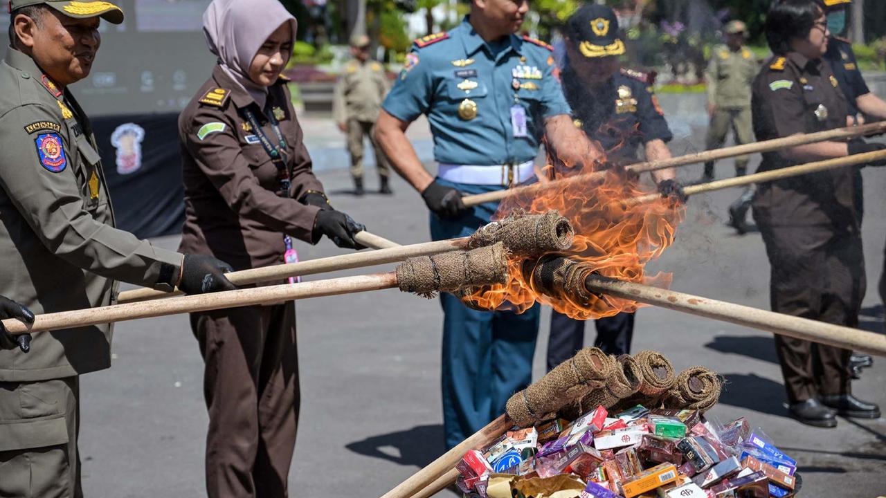 FOTO:  11 Juta Batang Rokok Ilegal Senilai Rp16,6 Miliar Dimusnahkan