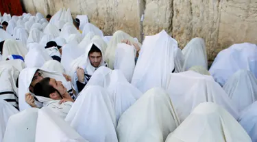 Sejumlah umat Yahudi mengikuti doa massal di Tembok Ratapan di Kota Tua Yerusalem, (19/10). Doa massal dilakukan untuk merayakan hari libur Sukkot salah satu dari 3 hari raya peziarahan bagi orang Yahudi, selain Shavuot dan Pesakh. (REUTERS/Baz Ratner)