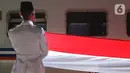 Personel Paskibra membentangkan bendera Merah Putih di Stasiun Pasar Senen, Jakarta, Senin (17/8/2020). Dalam rangka peringatan ke-75 tahun Hari Kemerdekaan Indonesia, PT KAI Daop 1 Jakarta mengadakan upacara pembentangan Bendera Merah Putih sepanjang 17 meter. (Liputan6.com/Helmi Fithriansyah)