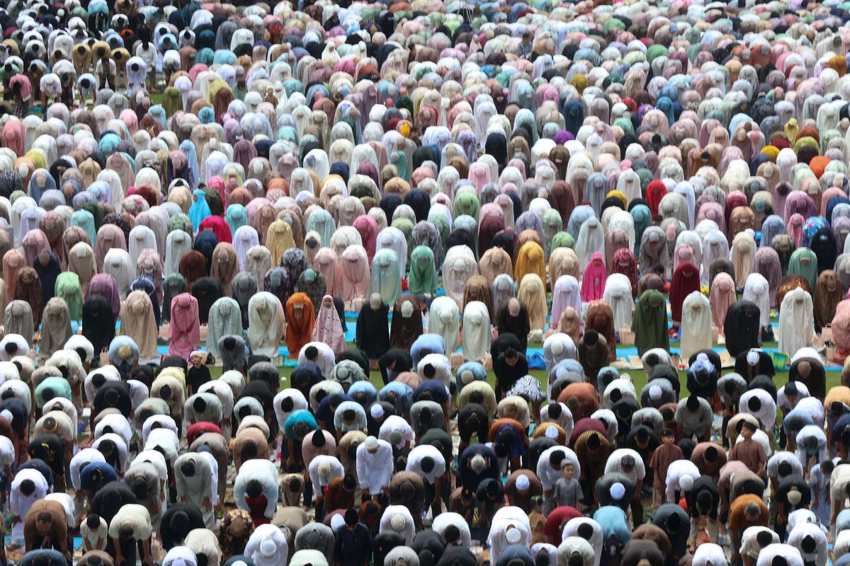 FOTO: Ribuan Warga Bogor Padati Stadion Pakansari untuk Shalat Idul Fitri