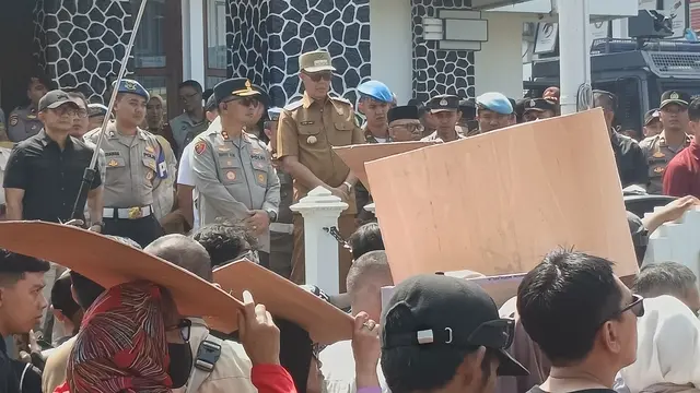 Wali Kota Sukabumi, Ayep Zaki meminta maaf pada massa RT-RW