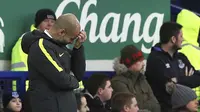 Ekspresi frustrasi pelatih Manchester City Pep Guardiola saat melawan Everton. (Peter Byrne/PA via AP)