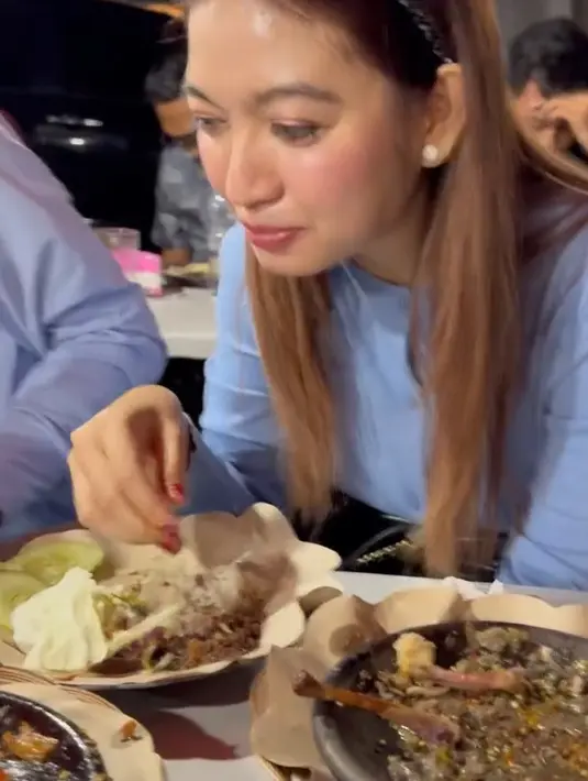 Ayah Rafathar dan Cipung itu juga tak lupa mengucapkan terima kasih kepada Gibran dan Selvi yang mau mampir ke usaha kuliner kaki lima dengan atap tenda. [Instagram/raffinagita1717]