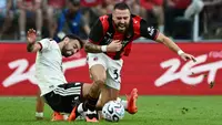 Gelandang Manchester United asal Portugal, Bruno Fernandes (kiri), dan bek AC Milan asal Spanyol, Mario Gila (kanan), berebut bola dalam pertandingan persahabatan pramusim antara Manchester United dan AC Milan di Tarczynski Arena, Wroclaw, Polandia, pada 15 Agustus 2026. (Sergei GAPON/AFP)