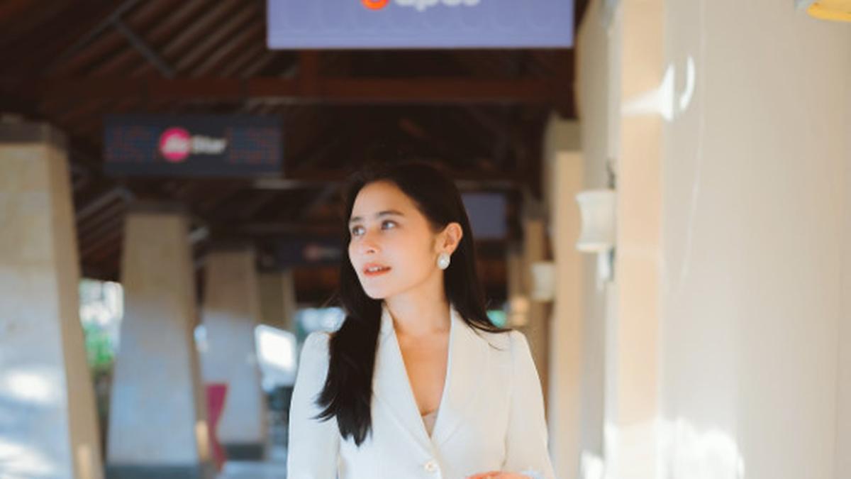 Foto Gaya Berkelas Prilly Latuconsina Pakai Blazer, Anggun dan Feminin
