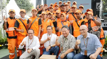 Direktur Esdm Herman Hidayat, Dirut Asabri Sonny Widjaja, Direktur Investasi dan Keuangan Hari Setianto, Direktur Operasional Adiyatmika foto bersama dengan pasukan orange di sela HUT ke-47 Asabri di Jakarta, Jumat (3/8). (Liputan6.com/Pool/Asabri)