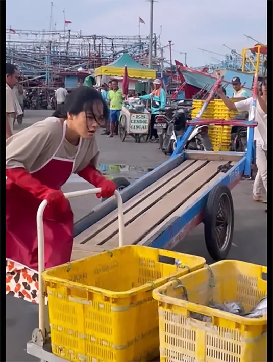 Sebagai aktris, ia bisa mendalami setiap peran yang harus dilakoni. Termasuk ketika ia menjadi pedagang ikan. Sebuah pengalaman berharga didapatkan bisa merasakan beratnya menjadi seorang pedagang ikan. "Pengalaman berharga jadi penjual ikan 😍 suka banget akting dari dulu, karena bisa cobain berbagai profesi."  tulis titi_kamall dalam keterangan video.[Instagram/titi_kamall]