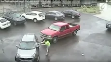 Rekaman CCTV seorang pria mengamuk menggunakan palu di sebuah parkiran beredar. Sebuah mobil SUV dirusak dan penumpangnya diserang.