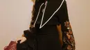 Gaya rambut juga memiliki andil membuat tampilan dress hitam berpotongan vintage lebih semarak (Foto: Instagram @isyanasarasvati)