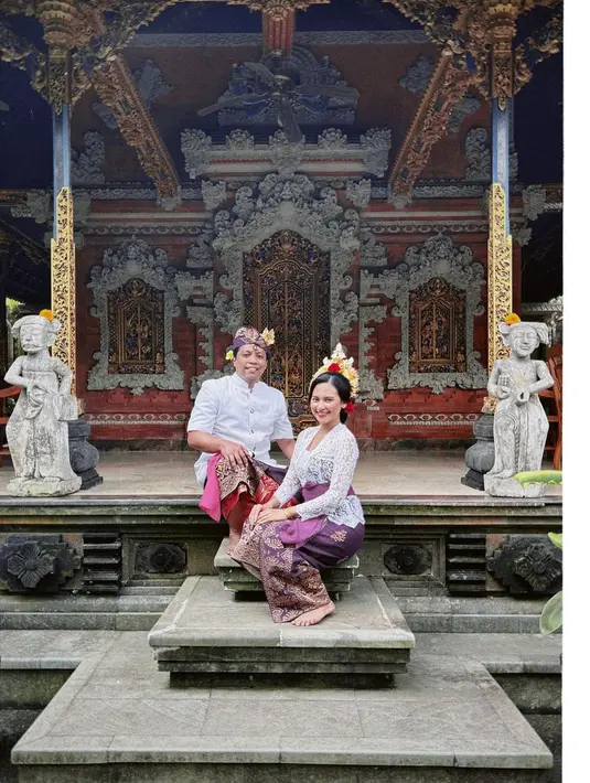 Nggak hanya penampilan Indah Permatasari saja yang bikin salfok, penampakan sang suami juga ikut mencuri perhatian. [Foto: IG/indahpermatas].