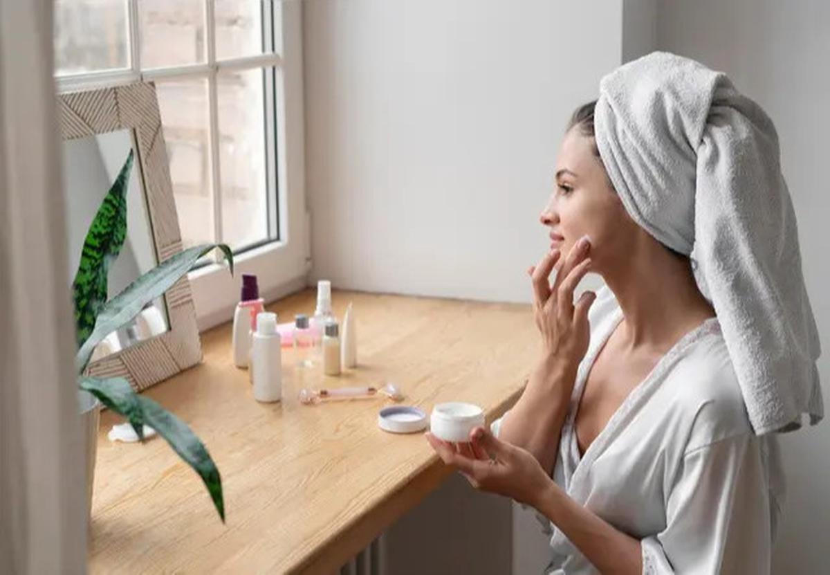 Mengulik Peptida, Bahan Aktif Skincare yang Dipercaya Bisa Mengurangi Kerutan