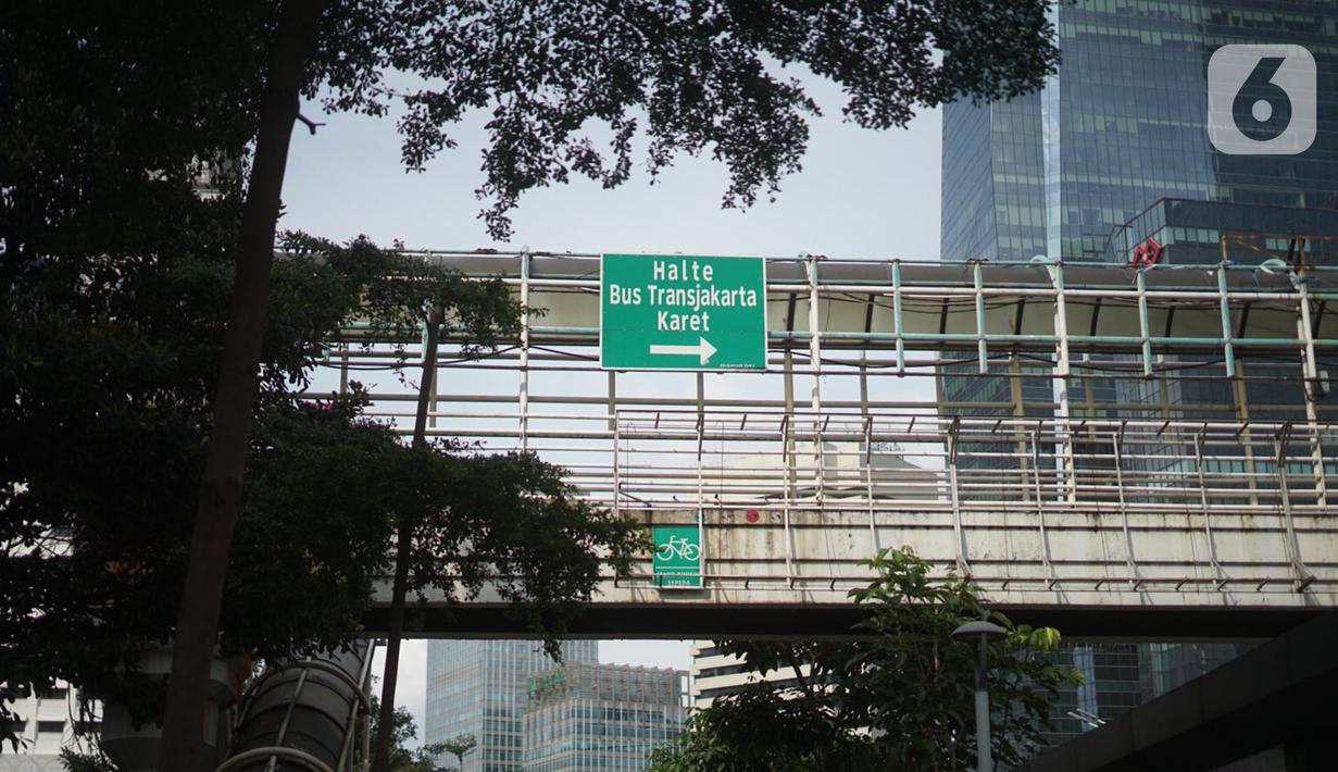 Suasana JPO yang juga akses menuju Halte Transjakarta Karet di Jakarta, Kamis (12/11/2020). Pemerintah Provinsi (Pemprov) DKI Jakarta akan merevitalisasi jembatan penyeberangan orang (JPO) di Jalan Sudirman, Jakarta Pusat, tepatnya di depan Hotel Le Meridien. (Liputan6.com/Immanuel Antonius)