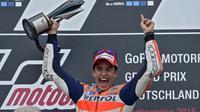 Selebrasi kemenangan Marquez. (AFP PHOTO/ROBERT MICHAEL)