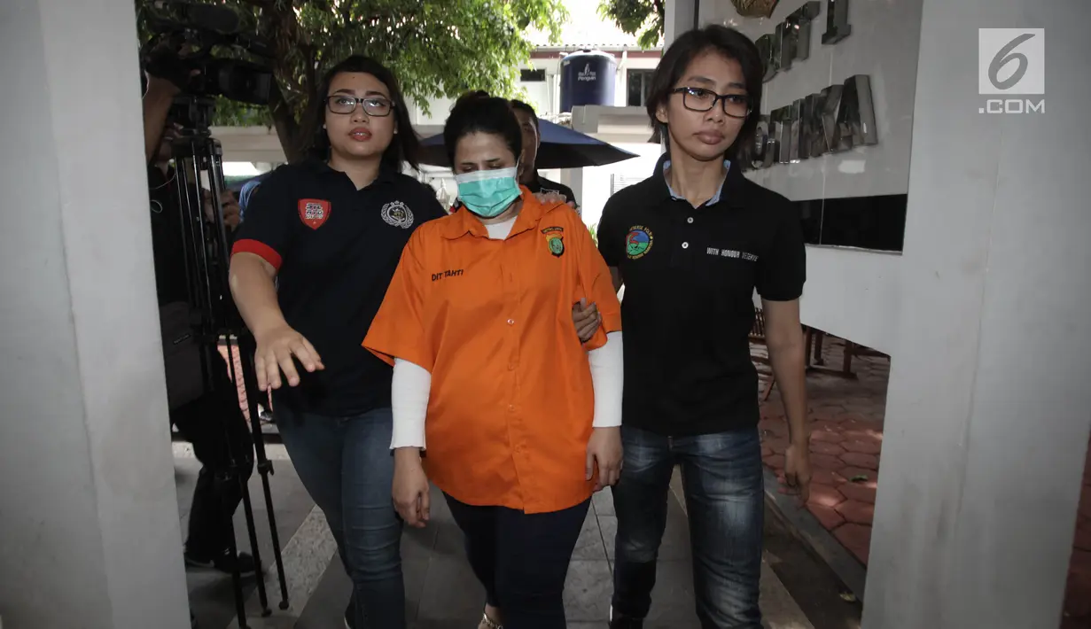Artis Dhawiya Zaida dikawal petugas saat rilis di Polda Metro Jaya, Jakarta, Sabtu (17/2). Total barang bukti yang diamankan sabu seberat 1,32 gram beserta sejumlah alat hisap dan barang bukti lainya. (Liputan6.com/Arya Manggala)