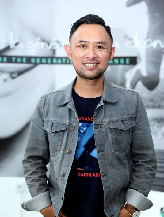 Ronald Surapradja mengaku sebagai penggemar berat batik, ia mengatakan, sejak kecil sudah didik dengan mengenakan batik yang menjadi trade mark Indonesia di dunia. (Nurwahyunan/Bintang.com)