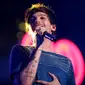 Louis Tomlinson One Direction di acara iHeart Radio Jingle Ball di Staples Center, Los Angeles, Jumat (4/12). Boyband asal Inggris itu vakum dalam batas waktu yang tak ditentukan pada Maret 2016. (Christopher Polk/Getty Images untuk iHeartMedia/AFP)