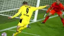 Pemain Borussia Dortmund Erling Haaland bersiap untuk melakukan tembakan ke gawang Brugge pada pertandingan Grup F Liga Champions di Stadion Jan Breydel, Bruges, Belgia, Rabu (4/11/2020). Dortmund menang 3-0, Erling Haaland mencetak dua gol. (AP Photo/Francisco Seco)